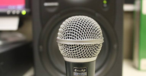 Hoe sluit je een microfoon aan op een partyspeaker